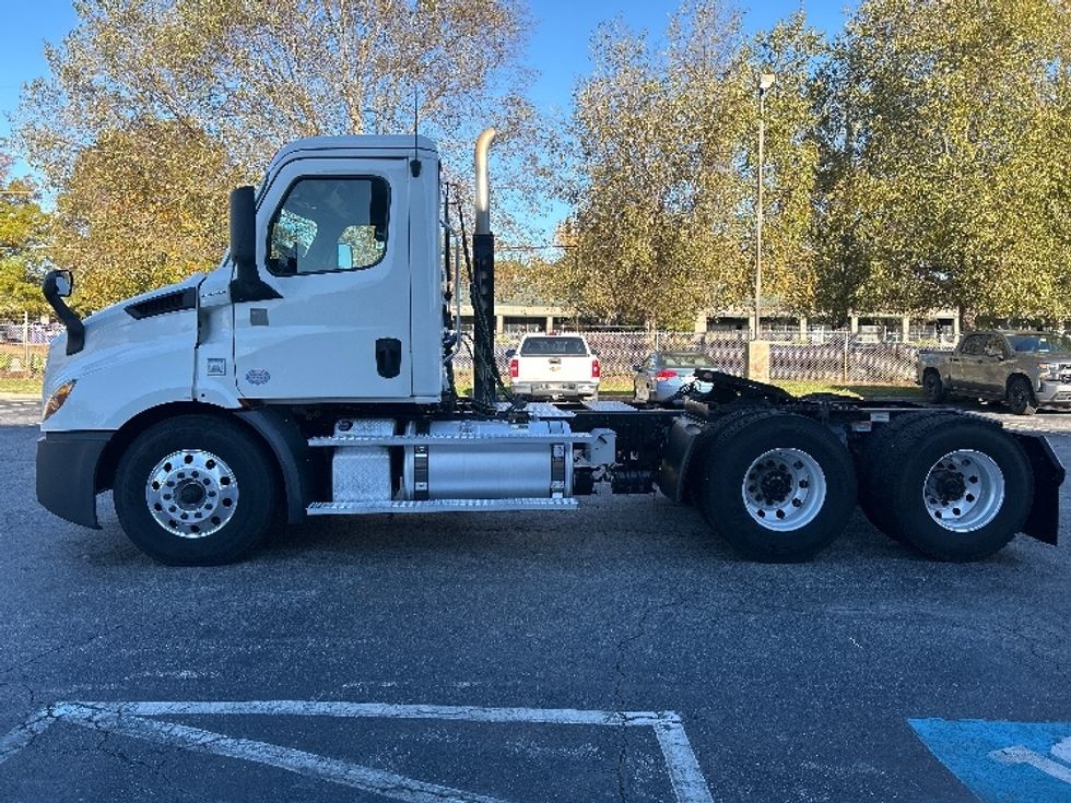 Day Cab Tractor-Heavy Duty Tractors-Freightliner-2020-T11664ST-Prince George-VA-644,013\n\t\tmiles-$ 29,500 - Image 4