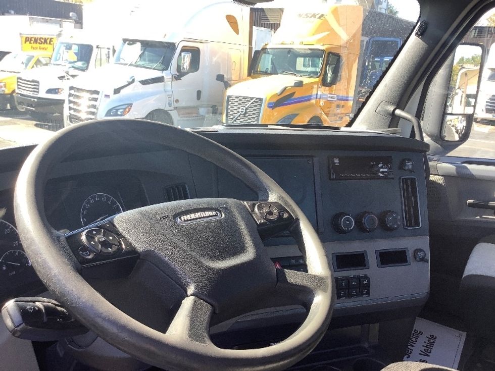 Day Cab Tractor-Heavy Duty Tractors-Freightliner-2020-T11664ST-Reading-PA-480,109\n\t\tmiles-$ 39,000 - Image 10