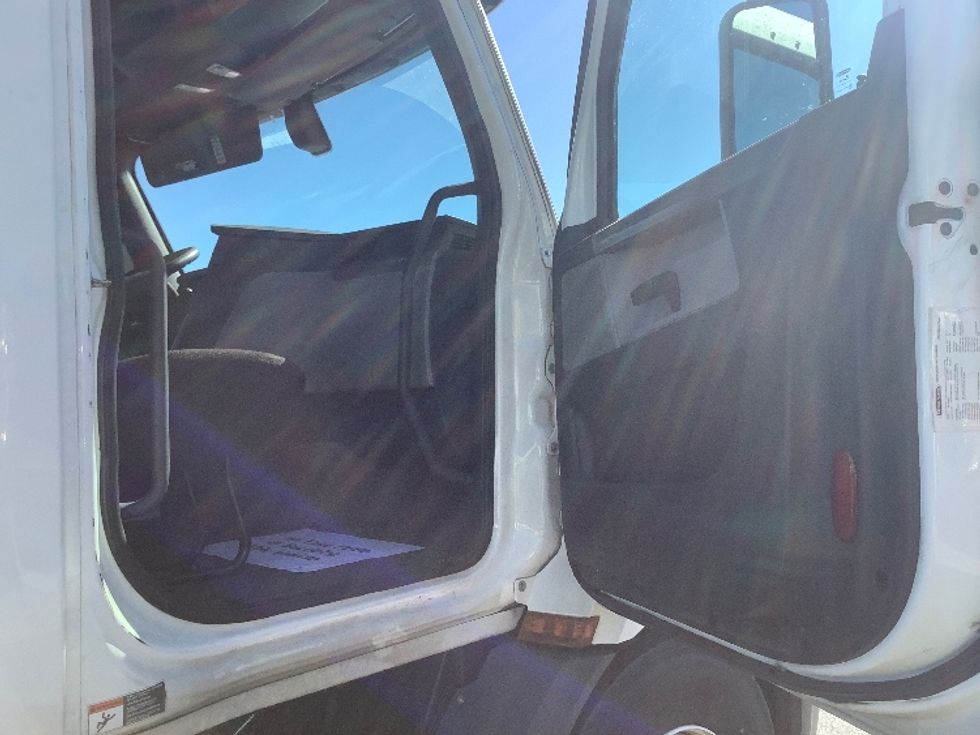 Day Cab Tractor-Heavy Duty Tractors-Freightliner-2020-T11664ST-Reading-PA-480,109\n\t\tmiles-$ 39,000 - Image 12
