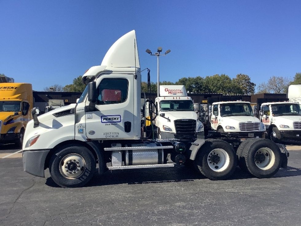 Day Cab Tractor-Heavy Duty Tractors-Freightliner-2020-T11664ST-Reading-PA-480,109\n\t\tmiles-$ 39,000 - Image 4