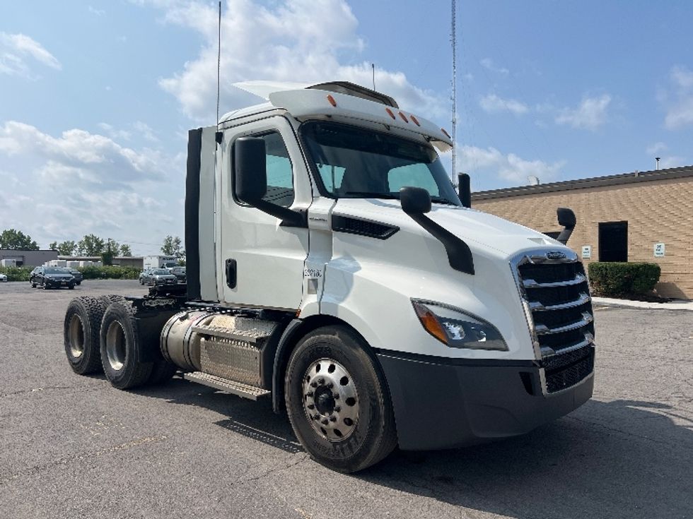Day Cab Tractor-Heavy Duty Tractors-Freightliner-2020-T11664ST-Rochester-NY-418,061\n\t\tmiles-$ 40,500 - Image 1