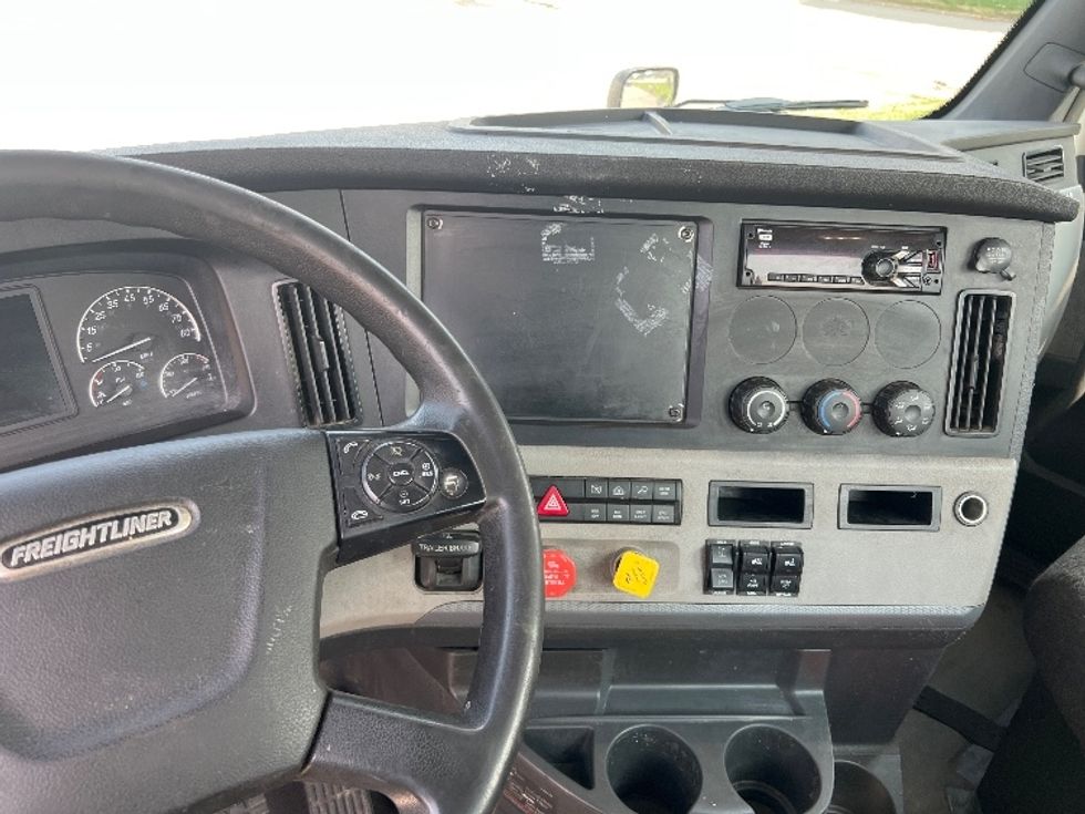 Day Cab Tractor-Heavy Duty Tractors-Freightliner-2020-T11664ST-Rochester-NY-418,061\n\t\tmiles-$ 40,500 - Image 10