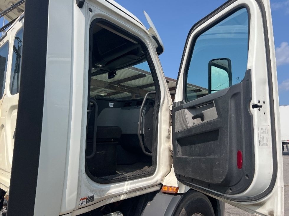 Day Cab Tractor-Heavy Duty Tractors-Freightliner-2020-T11664ST-Rochester-NY-418,061\n\t\tmiles-$ 40,500 - Image 12