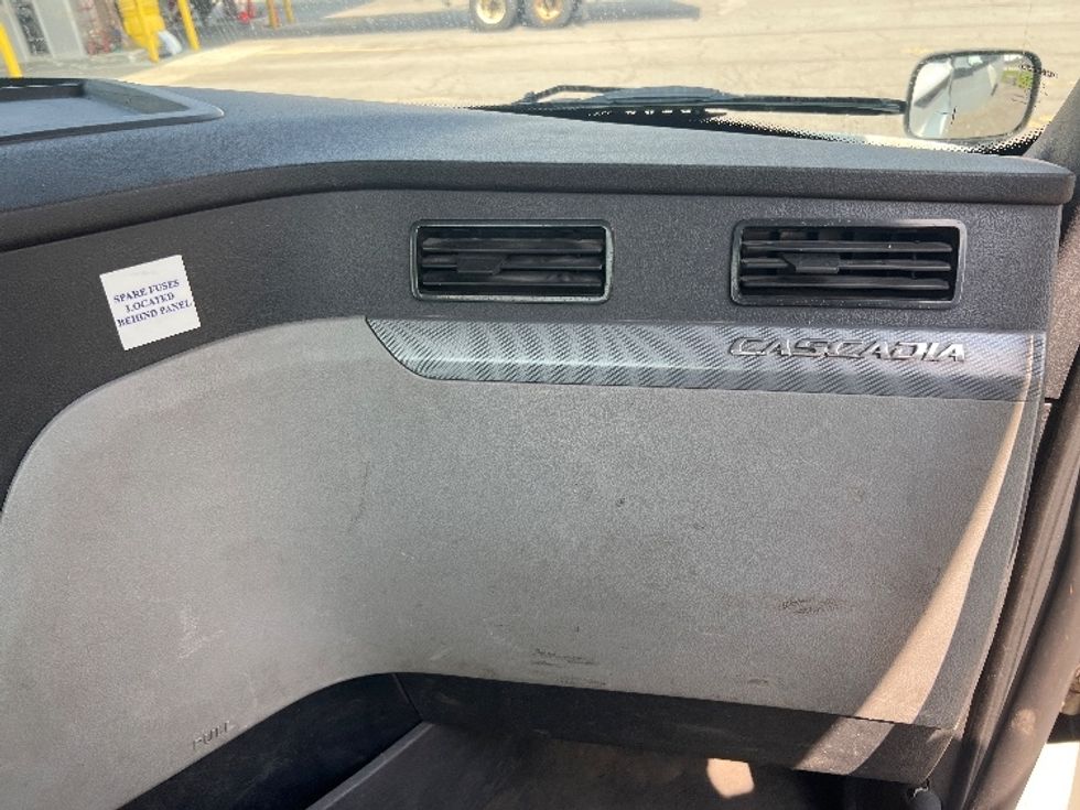 Day Cab Tractor-Heavy Duty Tractors-Freightliner-2020-T11664ST-Rochester-NY-418,061\n\t\tmiles-$ 40,500 - Image 13