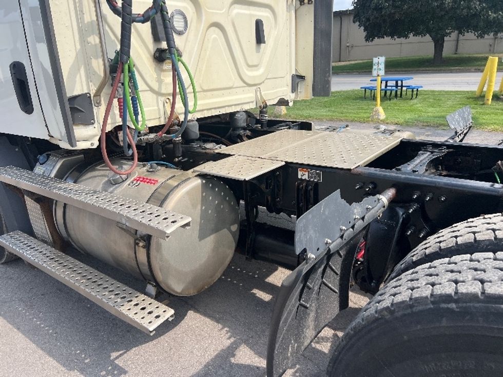Day Cab Tractor-Heavy Duty Tractors-Freightliner-2020-T11664ST-Rochester-NY-418,061\n\t\tmiles-$ 40,500 - Image 17