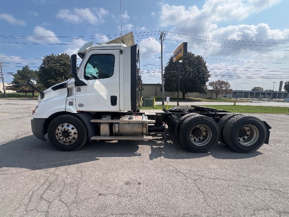Day Cab Tractor-Heavy Duty Tractors-Freightliner-2020-T11664ST-Rochester-NY-418,061\n\t\tmiles-$ 40,500 - Image 4
