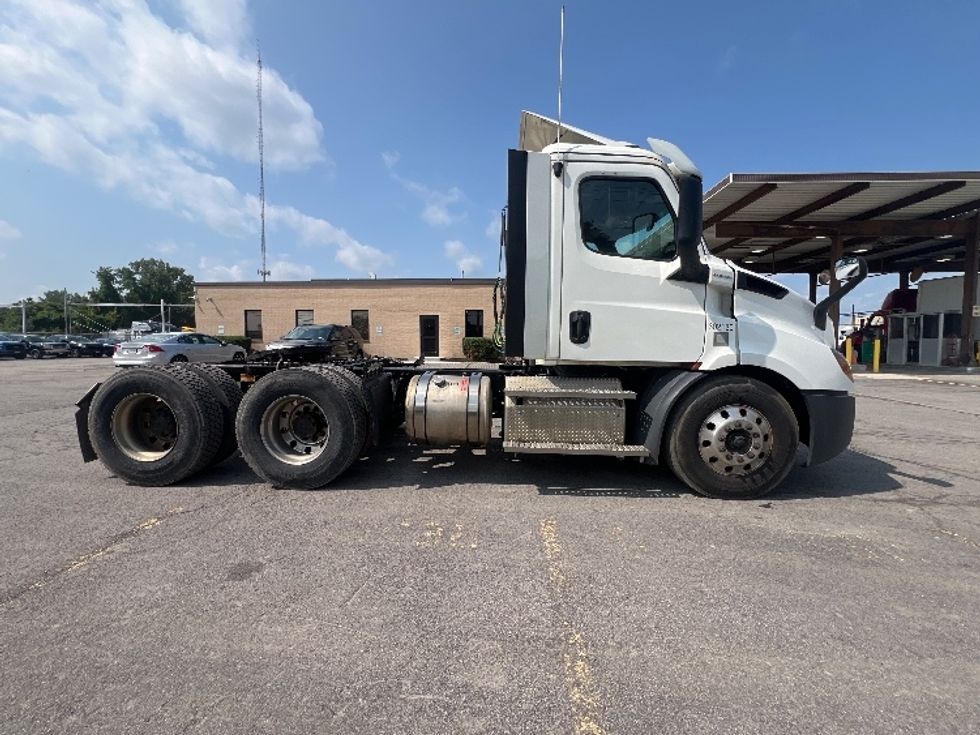 Day Cab Tractor-Heavy Duty Tractors-Freightliner-2020-T11664ST-Rochester-NY-418,061\n\t\tmiles-$ 40,500 - Image 8