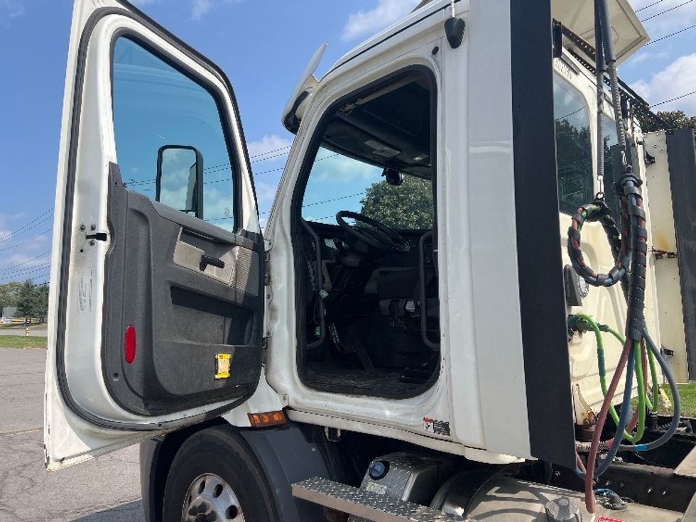 Day Cab Tractor-Heavy Duty Tractors-Freightliner-2020-T11664ST-Rochester-NY-418,061\n\t\tmiles-$ 40,500 - Image 9