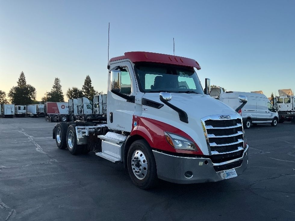 Day Cab Tractor-Heavy Duty Tractors-Freightliner-2020-T11664ST-Sacramento-CA-221,592\n\t\tmiles-$ 64,250 - Image 1
