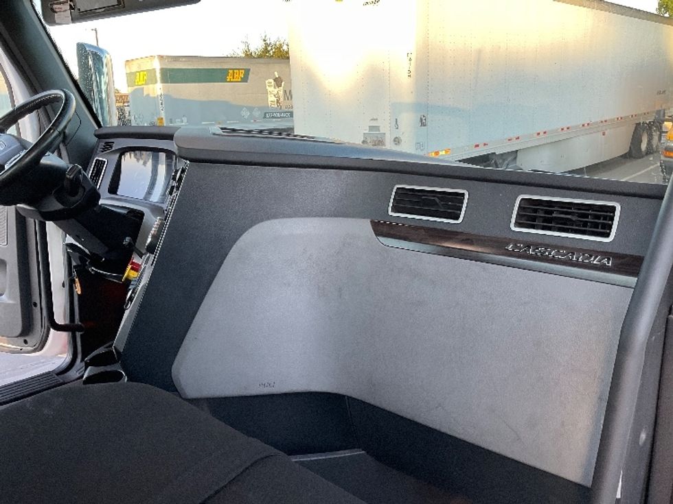 Day Cab Tractor-Heavy Duty Tractors-Freightliner-2020-T11664ST-Sacramento-CA-221,592\n\t\tmiles-$ 64,250 - Image 13