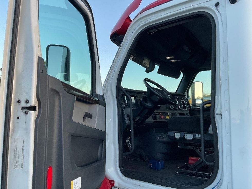 Day Cab Tractor-Heavy Duty Tractors-Freightliner-2020-T11664ST-Sacramento-CA-221,592\n\t\tmiles-$ 64,250 - Image 9