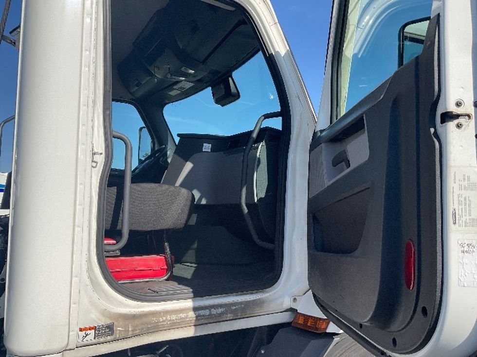 Day Cab Tractor-Heavy Duty Tractors-Freightliner-2020-T11664ST-Sacramento-CA-435,132\n\t\tmiles-$ 49,750 - Image 12