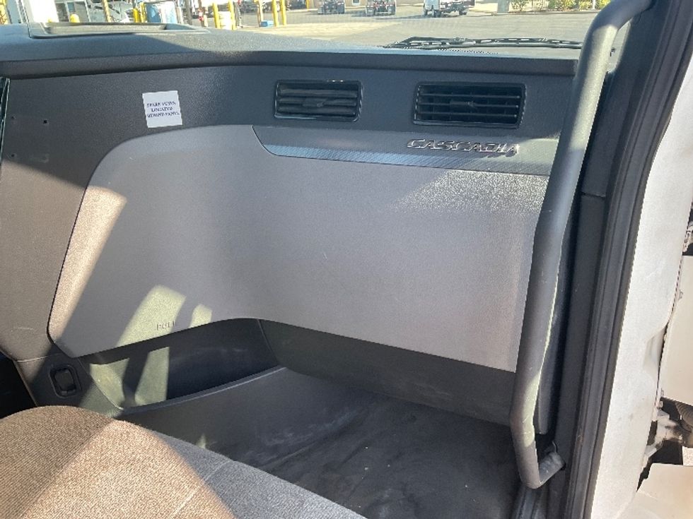 Day Cab Tractor-Heavy Duty Tractors-Freightliner-2020-T11664ST-Sacramento-CA-435,132\n\t\tmiles-$ 49,750 - Image 13