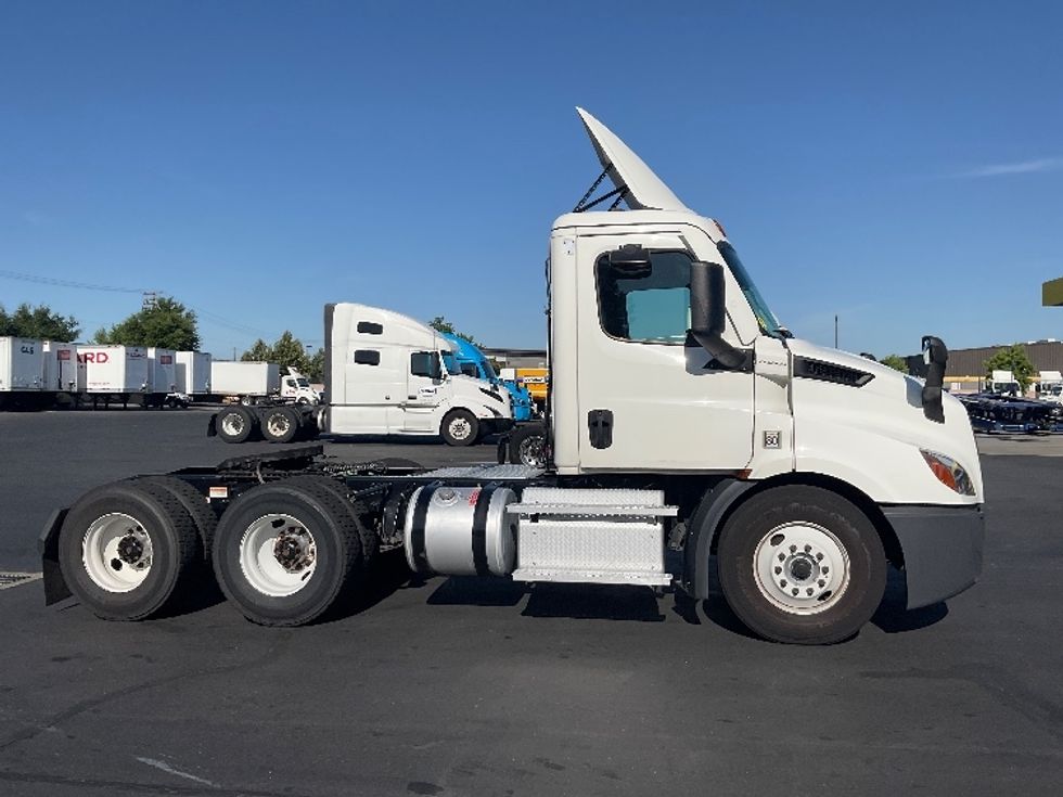 Day Cab Tractor-Heavy Duty Tractors-Freightliner-2020-T11664ST-Sacramento-CA-435,132\n\t\tmiles-$ 49,750 - Image 4