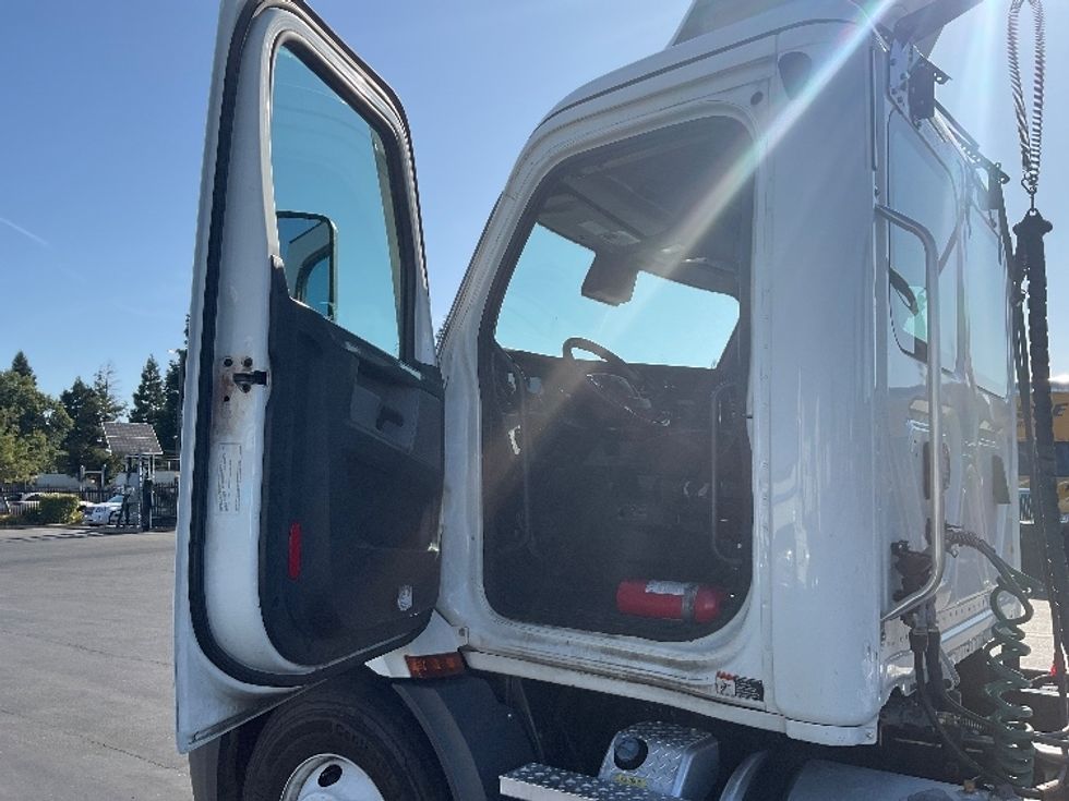Day Cab Tractor-Heavy Duty Tractors-Freightliner-2020-T11664ST-Sacramento-CA-435,132\n\t\tmiles-$ 49,750 - Image 9