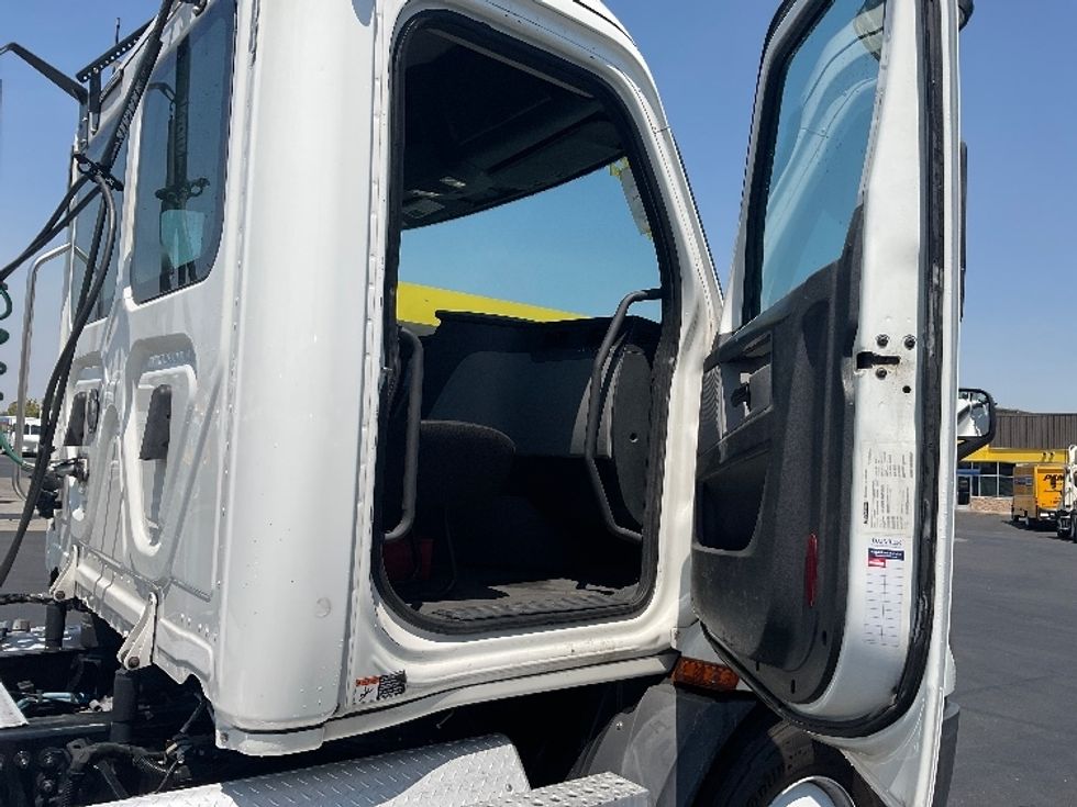 Day Cab Tractor-Heavy Duty Tractors-Freightliner-2020-T11664ST-Sacramento-CA-450,830\n\t\tmiles-$ 48,250 - Image 12