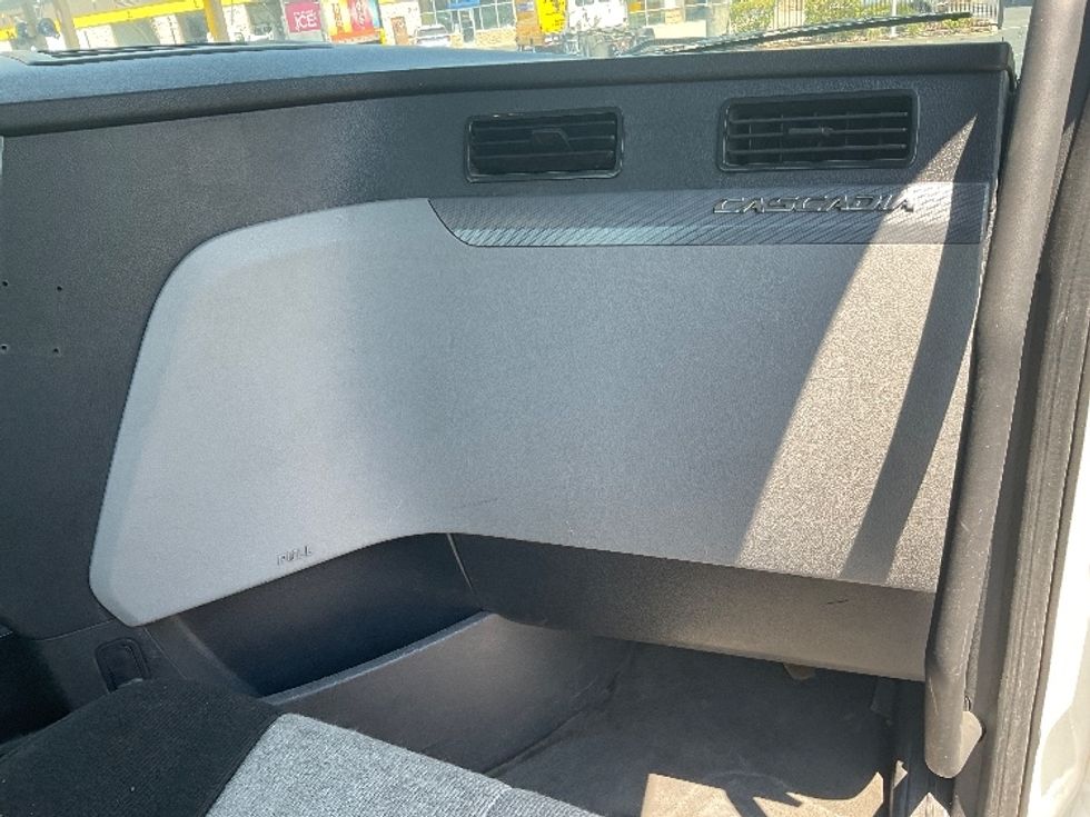 Day Cab Tractor-Heavy Duty Tractors-Freightliner-2020-T11664ST-Sacramento-CA-450,830\n\t\tmiles-$ 48,250 - Image 13
