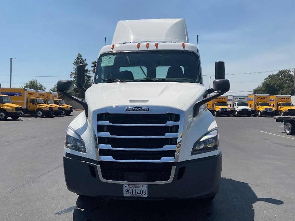 Day Cab Tractor-Heavy Duty Tractors-Freightliner-2020-T11664ST-Sacramento-CA-450,830\n\t\tmiles-$ 48,250 - Image 2