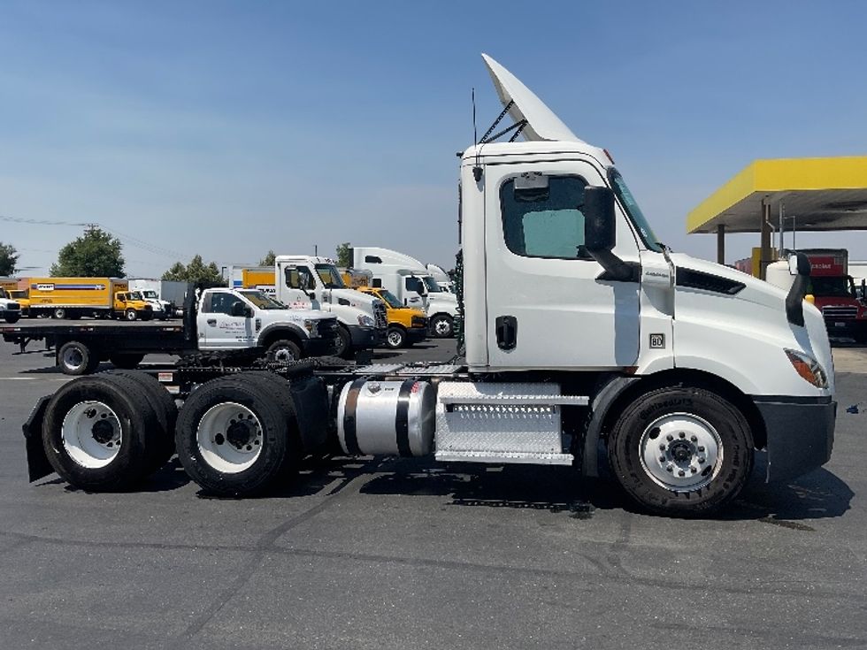 Day Cab Tractor-Heavy Duty Tractors-Freightliner-2020-T11664ST-Sacramento-CA-450,830\n\t\tmiles-$ 48,250 - Image 4