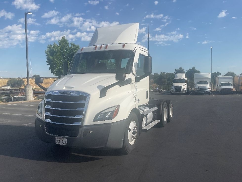 Day Cab Tractor-Heavy Duty Tractors-Freightliner-2020-T11664ST-Sacramento-CA-458,222\n\t\tmiles-$ 47,750 - Image 1