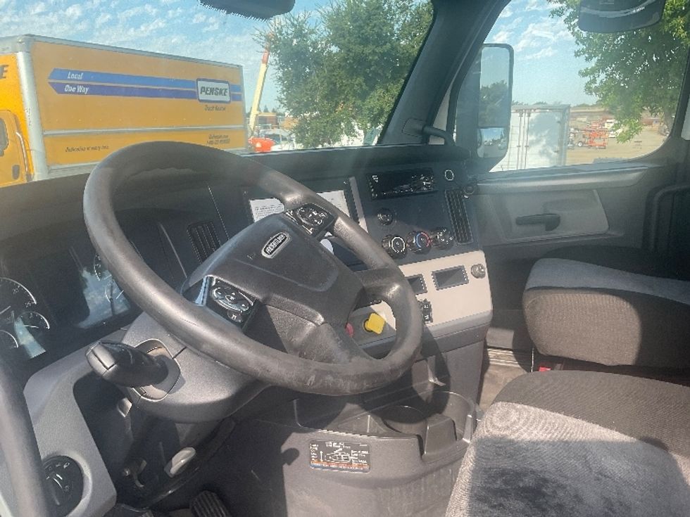 Day Cab Tractor-Heavy Duty Tractors-Freightliner-2020-T11664ST-Sacramento-CA-458,222\n\t\tmiles-$ 47,750 - Image 10