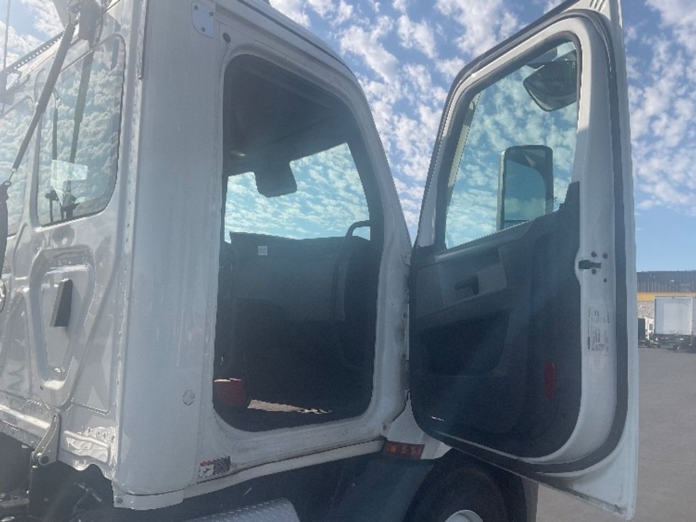 Day Cab Tractor-Heavy Duty Tractors-Freightliner-2020-T11664ST-Sacramento-CA-458,222\n\t\tmiles-$ 47,750 - Image 12