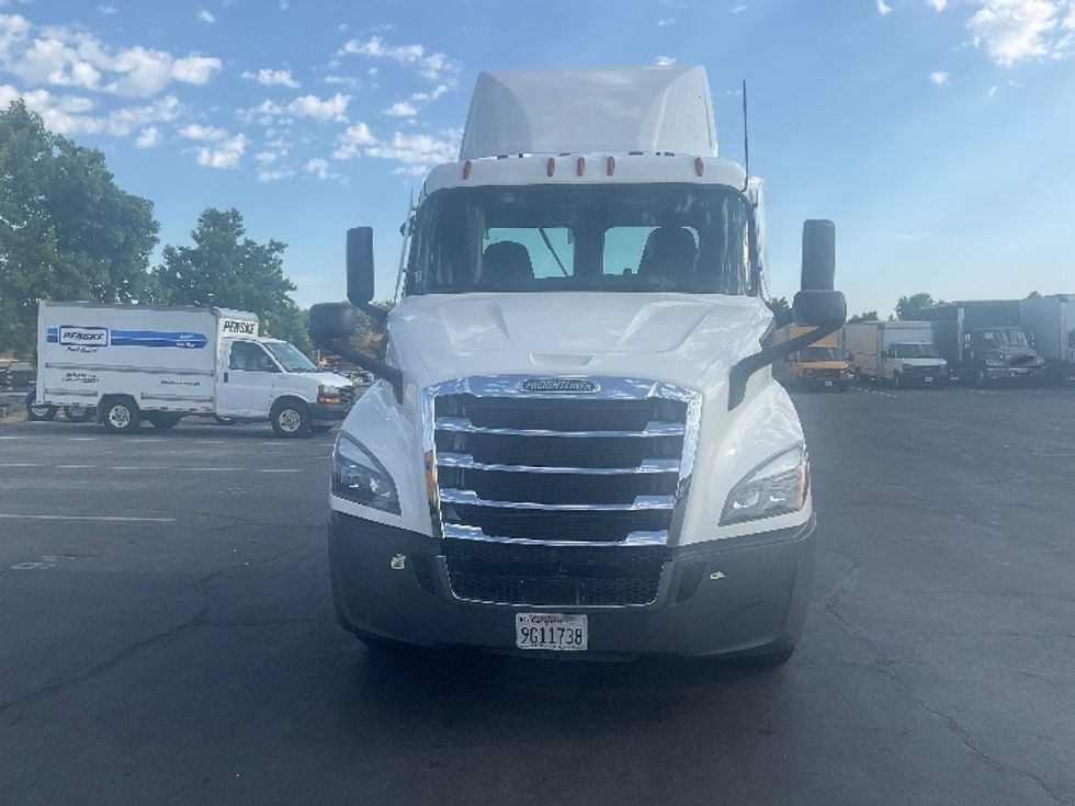 Day Cab Tractor-Heavy Duty Tractors-Freightliner-2020-T11664ST-Sacramento-CA-458,222\n\t\tmiles-$ 47,750 - Image 2