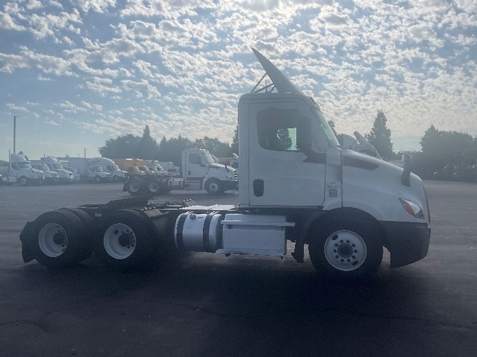 Day Cab Tractor-Heavy Duty Tractors-Freightliner-2020-T11664ST-Sacramento-CA-458,222\n\t\tmiles-$ 47,750 - Image 4