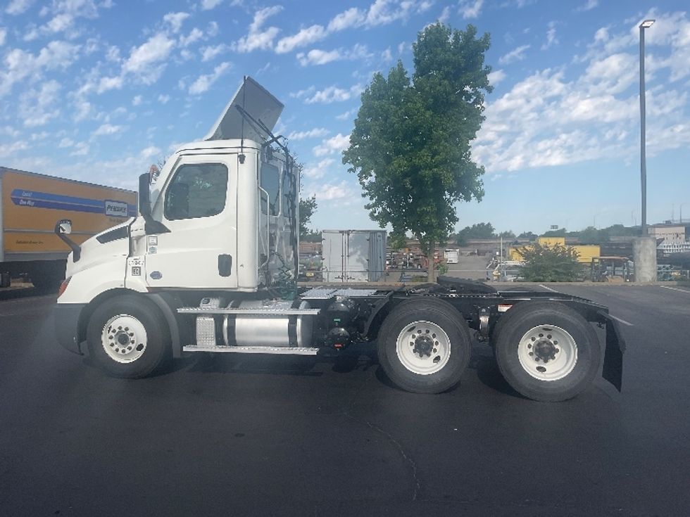 Day Cab Tractor-Heavy Duty Tractors-Freightliner-2020-T11664ST-Sacramento-CA-458,222\n\t\tmiles-$ 47,750 - Image 8