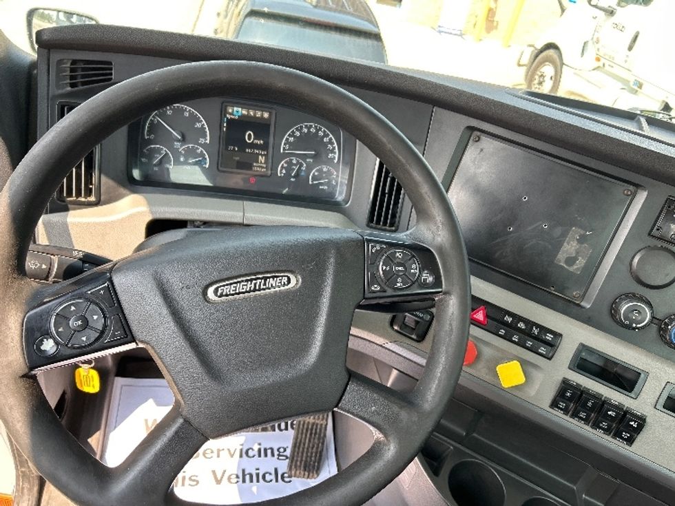 Day Cab Tractor-Heavy Duty Tractors-Freightliner-2020-T11664ST-Saginaw-MI-617,985\n\t\tmiles-$ 31,000 - Image 10