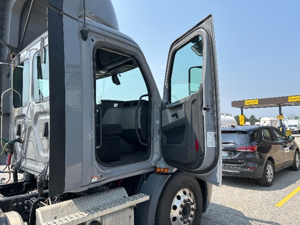 Day Cab Tractor-Heavy Duty Tractors-Freightliner-2020-T11664ST-Saginaw-MI-617,985\n\t\tmiles-$ 31,000 - Image 11