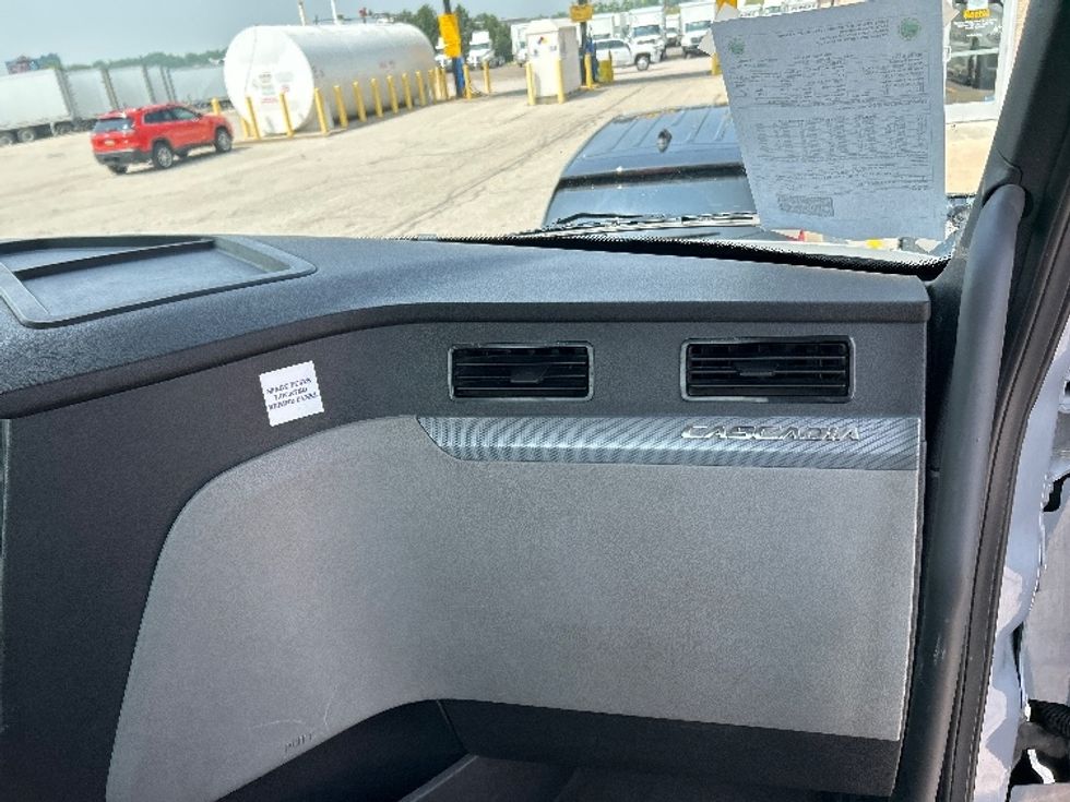 Day Cab Tractor-Heavy Duty Tractors-Freightliner-2020-T11664ST-Saginaw-MI-617,985\n\t\tmiles-$ 31,000 - Image 12