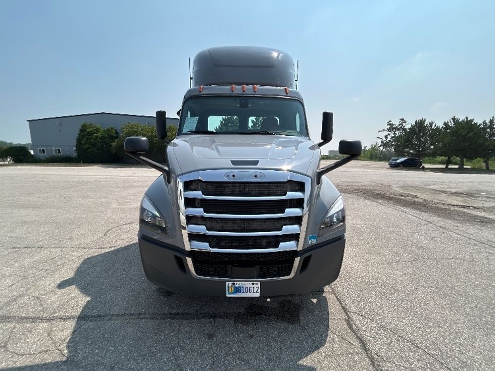 Day Cab Tractor-Heavy Duty Tractors-Freightliner-2020-T11664ST-Saginaw-MI-617,985\n\t\tmiles-$ 31,000 - Image 2