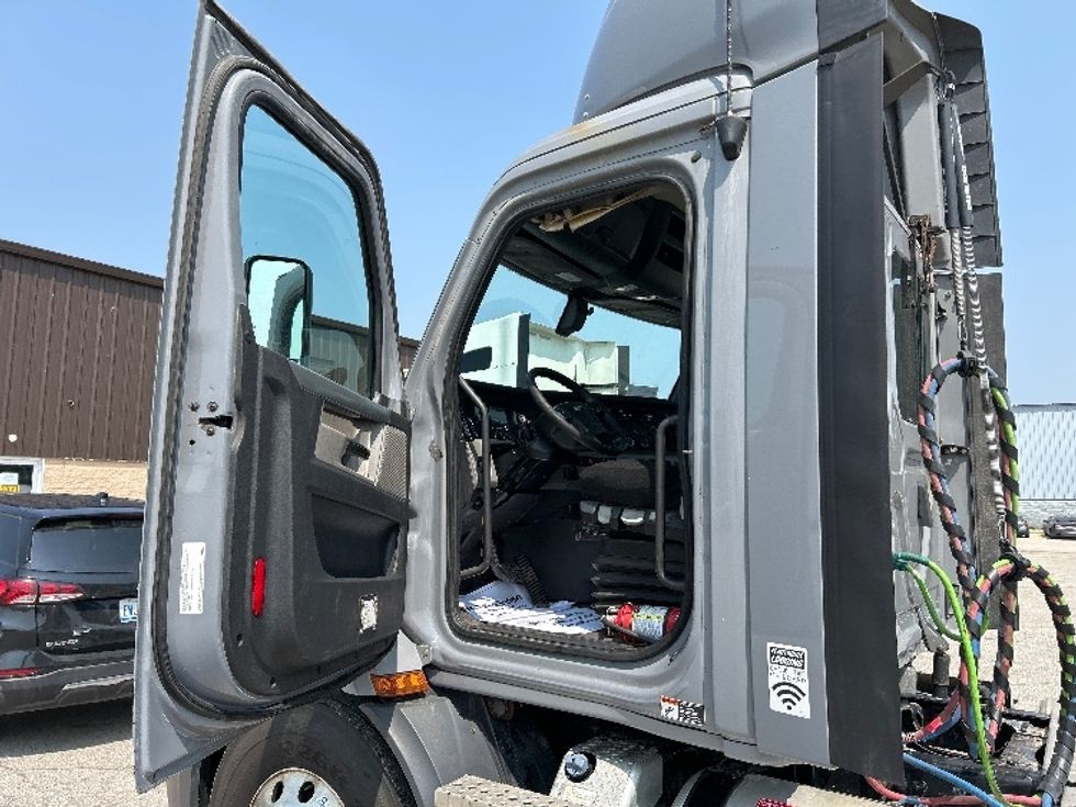 Day Cab Tractor-Heavy Duty Tractors-Freightliner-2020-T11664ST-Saginaw-MI-617,985\n\t\tmiles-$ 31,000 - Image 8