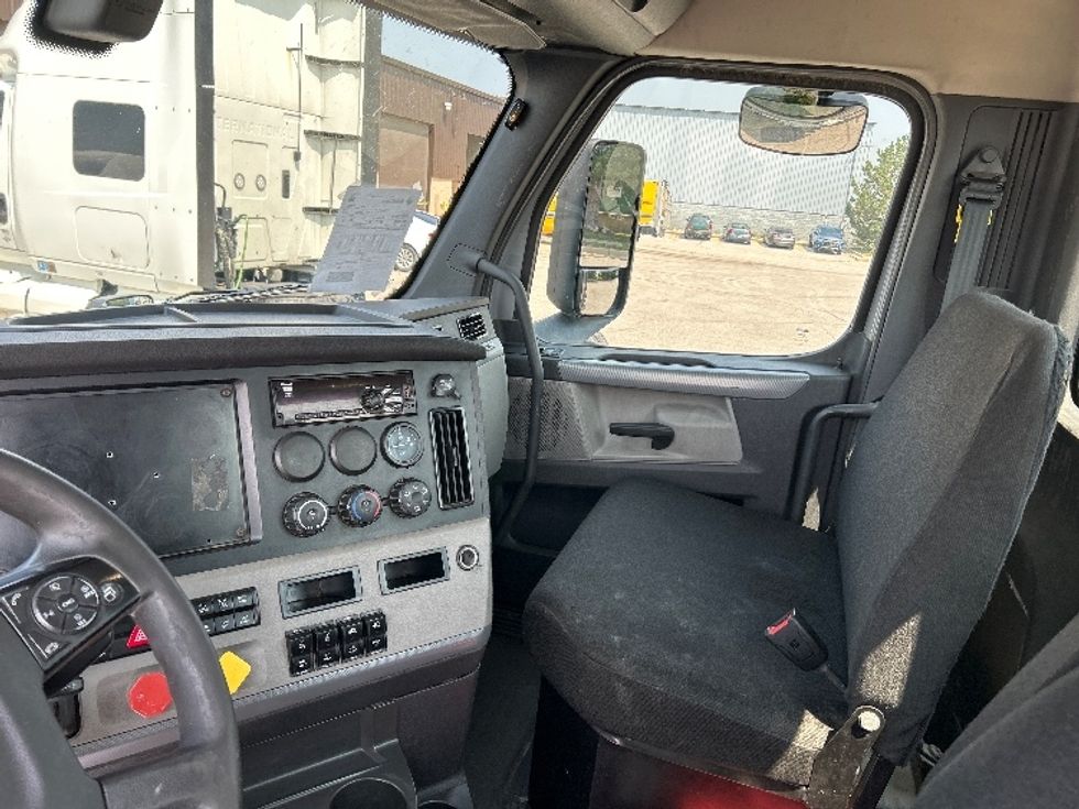 Day Cab Tractor-Heavy Duty Tractors-Freightliner-2020-T11664ST-Saginaw-MI-617,985\n\t\tmiles-$ 31,000 - Image 9