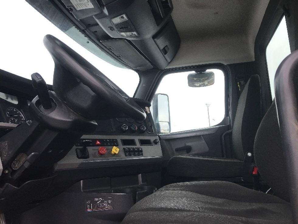 Day Cab Tractor-Heavy Duty Tractors-Freightliner-2020-T11664ST-Saint Laurent-PQ-139,554\n\t\tkm-$ 76,000 - Image 10