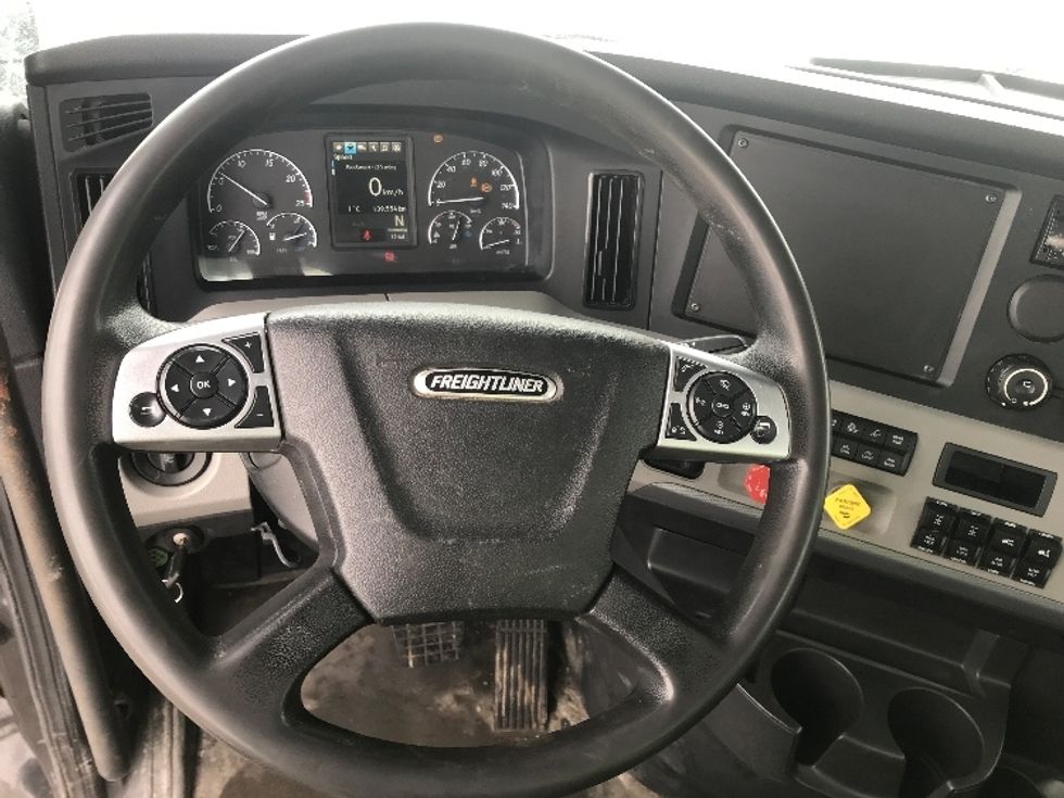 Day Cab Tractor-Heavy Duty Tractors-Freightliner-2020-T11664ST-Saint Laurent-PQ-139,554\n\t\tkm-$ 76,000 - Image 11