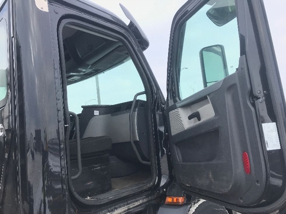 Day Cab Tractor-Heavy Duty Tractors-Freightliner-2020-T11664ST-Saint Laurent-PQ-139,554\n\t\tkm-$ 76,000 - Image 12