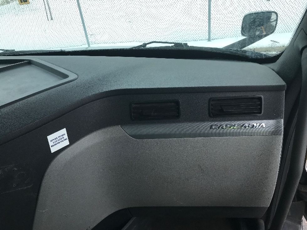 Day Cab Tractor-Heavy Duty Tractors-Freightliner-2020-T11664ST-Saint Laurent-PQ-139,554\n\t\tkm-$ 76,000 - Image 13