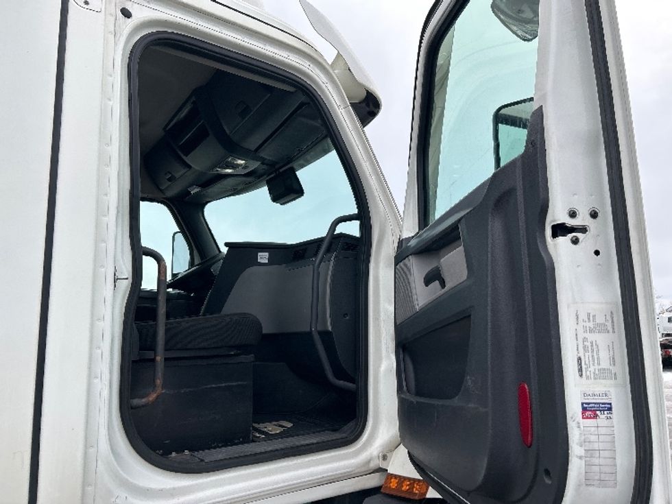 Day Cab Tractor-Heavy Duty Tractors-Freightliner-2020-T11664ST-Saint Laurent-PQ-324,679\n\t\tkm-$ 71,250 - Image 12