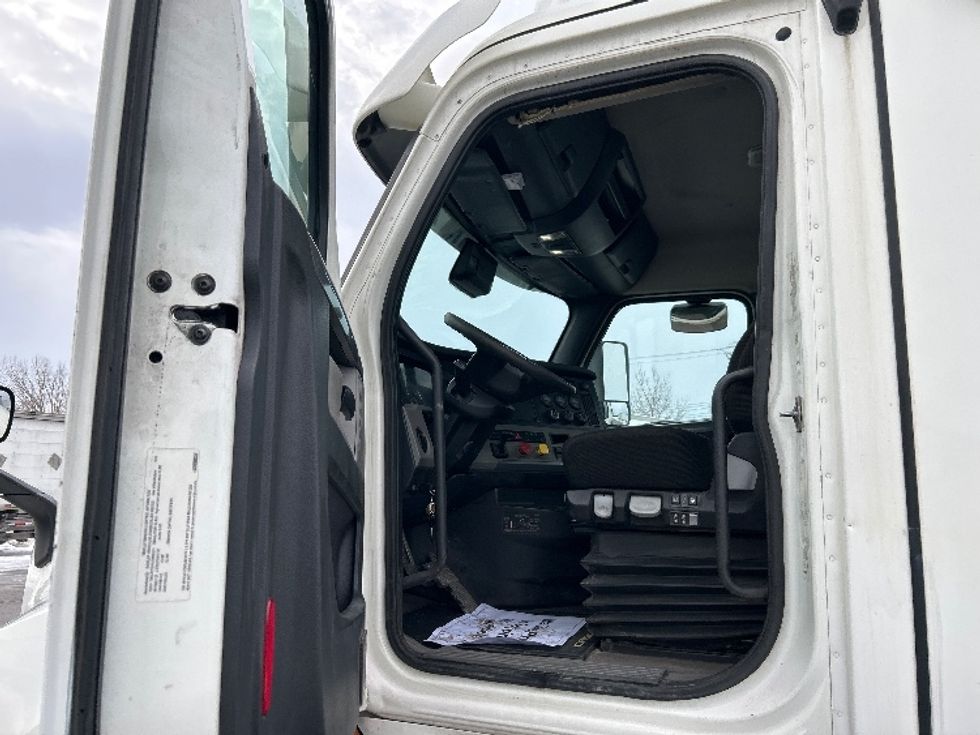 Day Cab Tractor-Heavy Duty Tractors-Freightliner-2020-T11664ST-Saint Laurent-PQ-324,679\n\t\tkm-$ 71,250 - Image 9