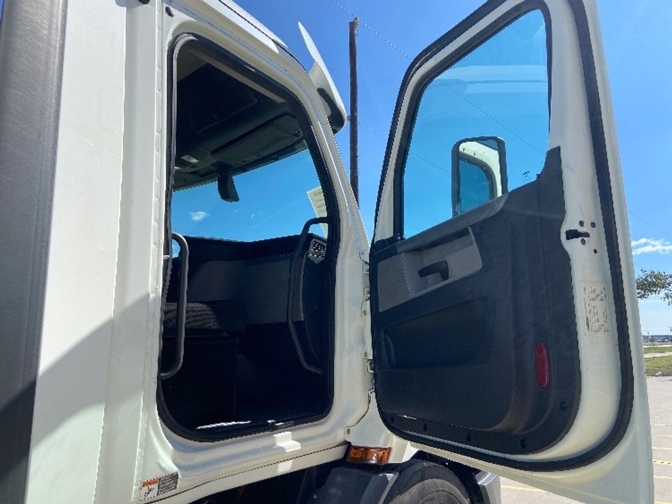 Day Cab Tractor-Heavy Duty Tractors-Freightliner-2020-T11664ST-San Antonio-TX-158,422\n\t\tmiles-$ 66,500 - Image 12
