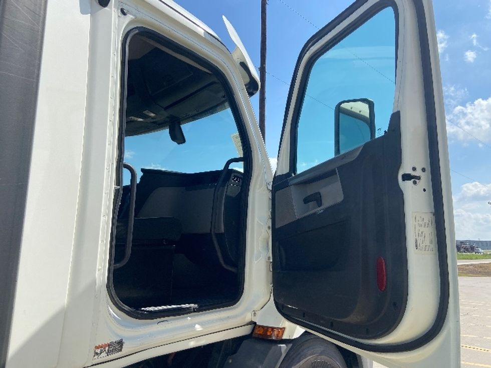 Day Cab Tractor-Heavy Duty Tractors-Freightliner-2020-T11664ST-San Antonio-TX-225,311\n\t\tmiles-$ 62,750 - Image 12