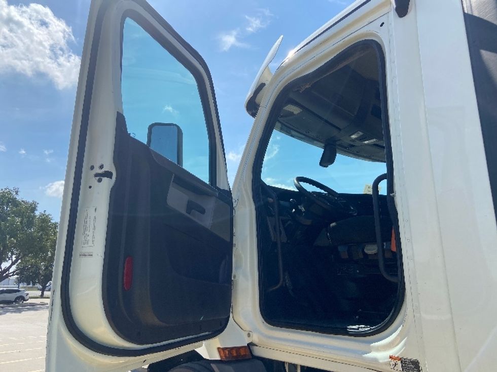 Day Cab Tractor-Heavy Duty Tractors-Freightliner-2020-T11664ST-San Antonio-TX-225,311\n\t\tmiles-$ 62,750 - Image 9