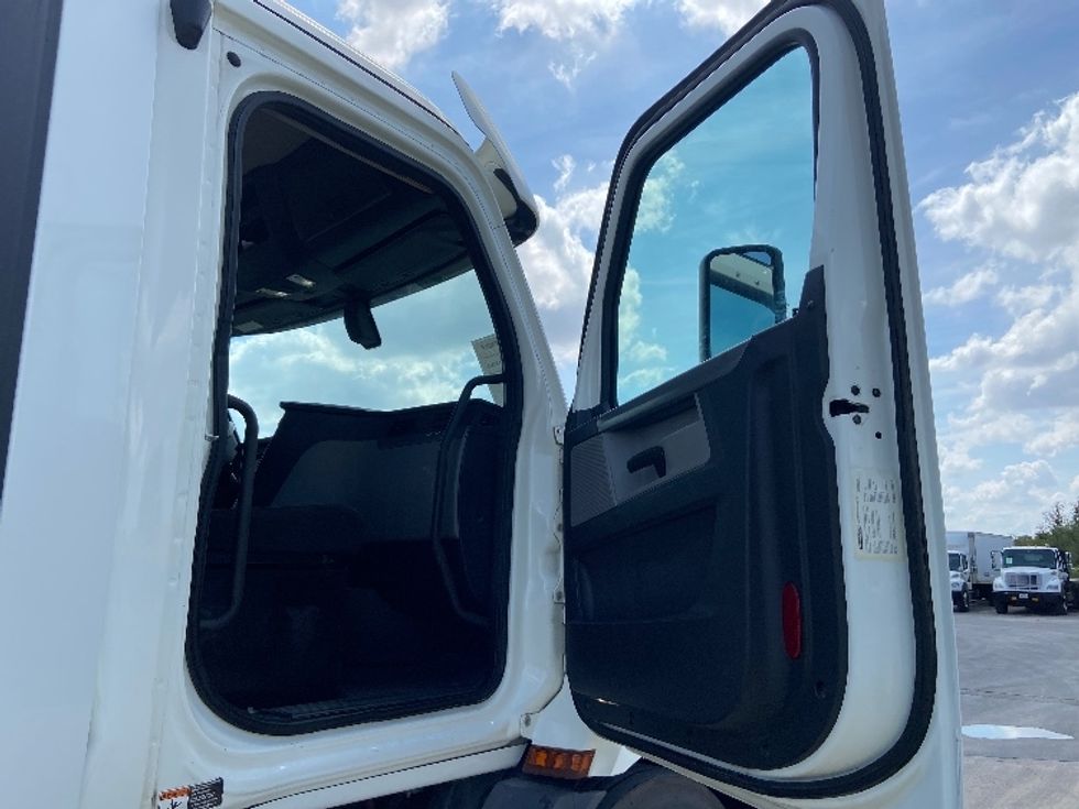 Day Cab Tractor-Heavy Duty Tractors-Freightliner-2020-T11664ST-San Antonio-TX-238,236\n\t\tmiles-$ 59,000 - Image 12