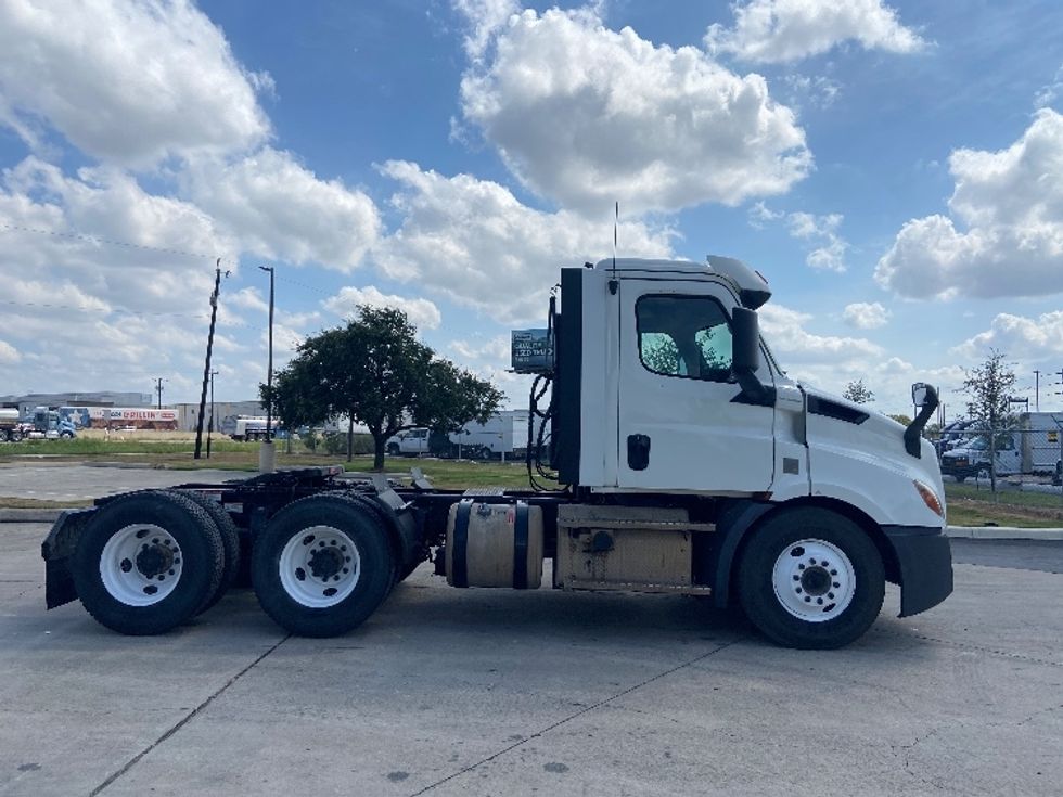 Day Cab Tractor-Heavy Duty Tractors-Freightliner-2020-T11664ST-San Antonio-TX-238,236\n\t\tmiles-$ 59,000 - Image 8