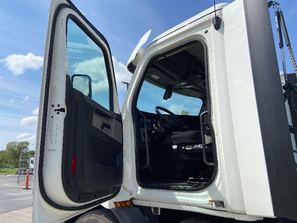 Day Cab Tractor-Heavy Duty Tractors-Freightliner-2020-T11664ST-San Antonio-TX-238,236\n\t\tmiles-$ 59,000 - Image 9