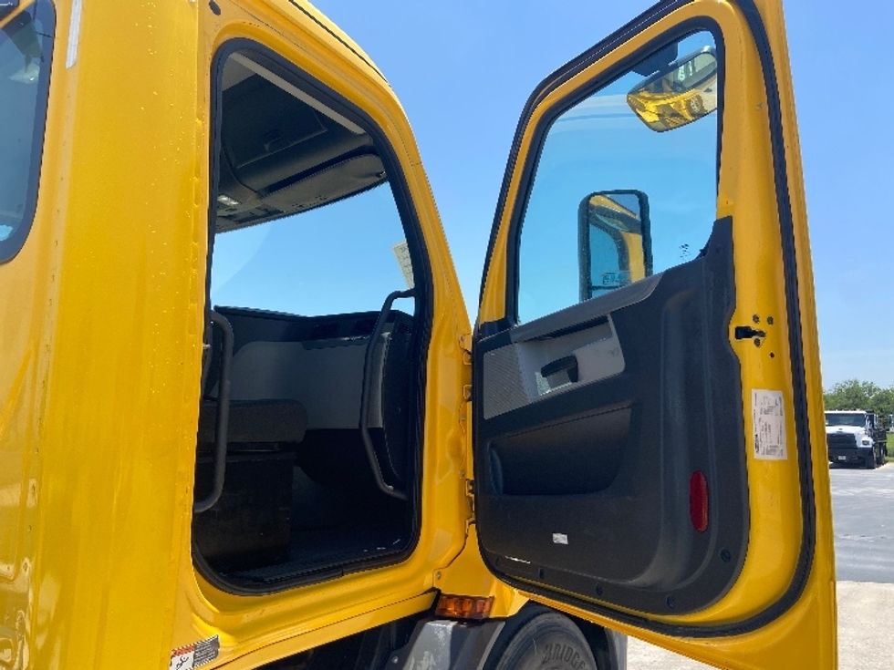 Day Cab Tractor-Heavy Duty Tractors-Freightliner-2020-T11664ST-San Antonio-TX-411,045\n\t\tmiles-$ 45,250 - Image 12