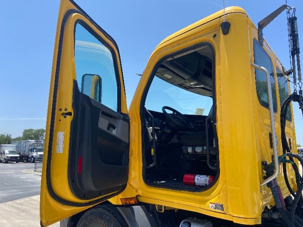 Day Cab Tractor-Heavy Duty Tractors-Freightliner-2020-T11664ST-San Antonio-TX-411,045\n\t\tmiles-$ 45,250 - Image 9