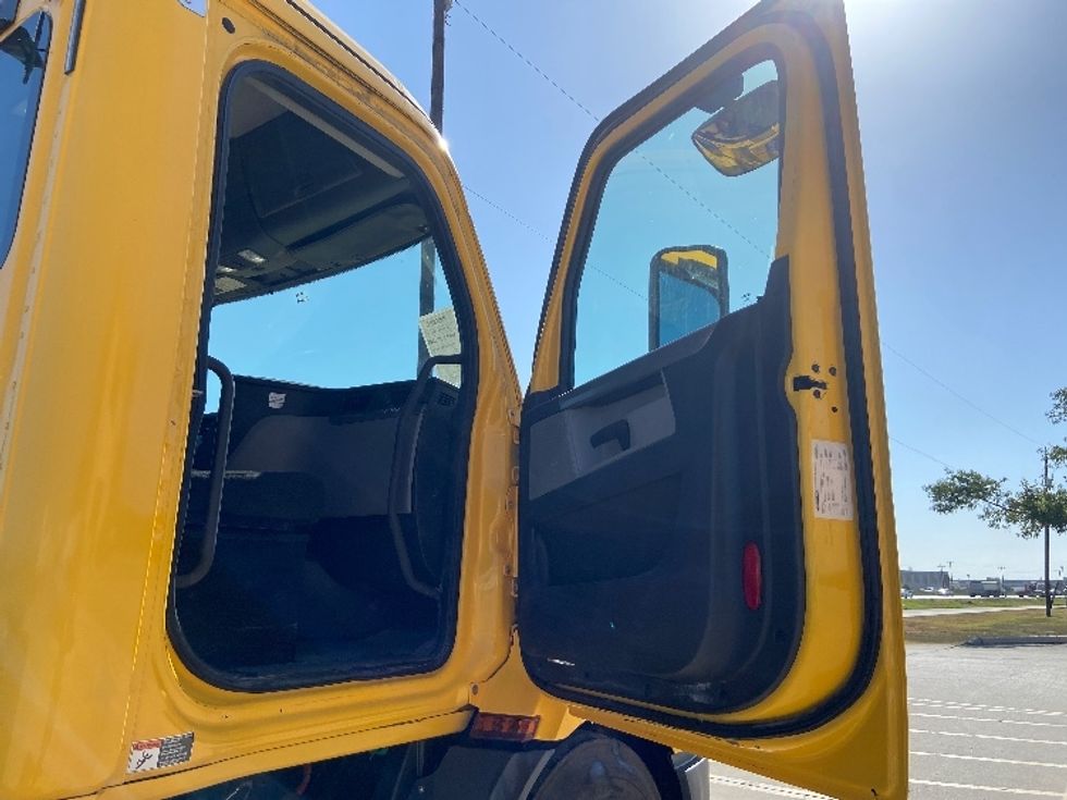 Day Cab Tractor-Heavy Duty Tractors-Freightliner-2020-T11664ST-San Antonio-TX-429,136\n\t\tmiles-$ 44,250 - Image 12